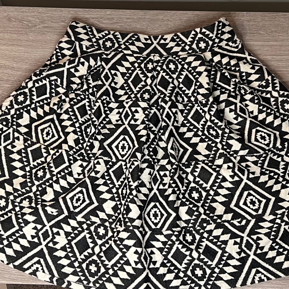 Xhilaration black/white flowy skirt